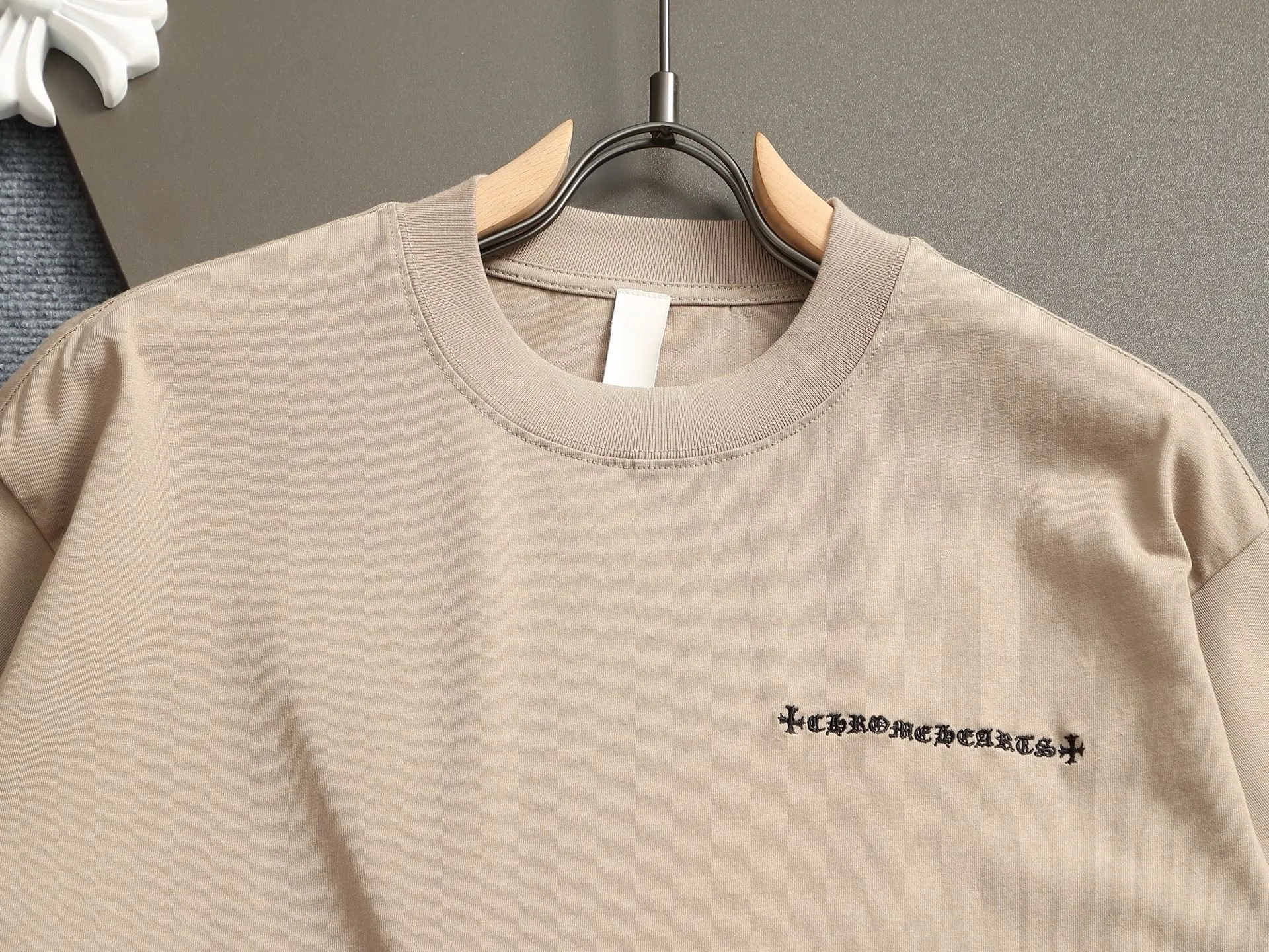 🅿️220 Chrome hearts ch Chrome hearts cross leather short-sleeved T-shirts. Large version. Loose and stylish. The difference is the low version, the slim version, the upper body and the crotch. 100% commitment: top quality, not fast food. The highest version on the market. Top quality, 320 grams. 26 custom-dyed double yarn cotton, same style for men and women, complete with three standards. Color: black, purple, brown, khaki Size: XS-L Size chart: